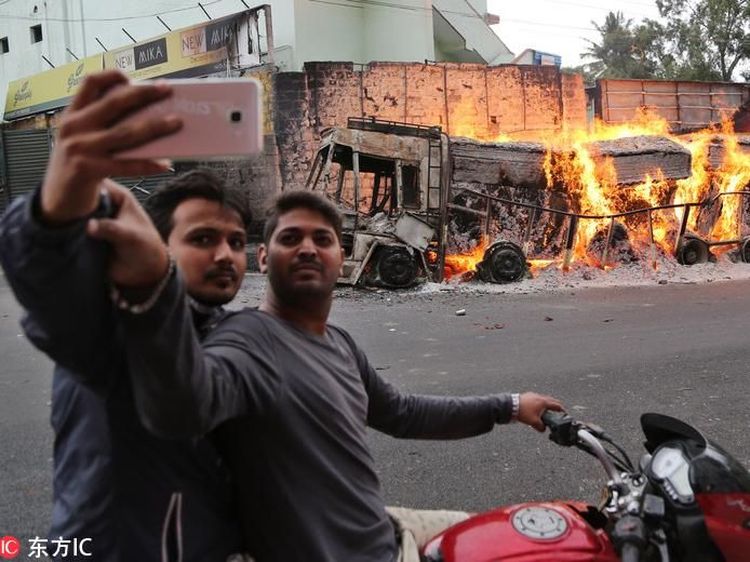 Parah! Di TKP Kecelakaan Kok Malah Selfie?