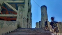 Seperti diberitakan sebelumnya, Ditreskrimsus Polda Banten menetapkan 3 orang tersangka atas kasus korupsi gedung shelter tsunami ini, ketiganya yakni dua rekanan dan satu PNS Dinas Pekerjaan Umum.