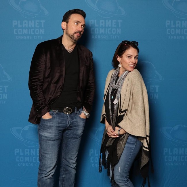 Perawakan Amy Jo Johnson pun tetap mungil dan manis. Foto: Instagram