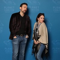 Perawakan Amy Jo Johnson pun tetap mungil dan manis. Foto: Instagram