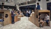 Salah satu ruang miting di kantor Airbnb, jauh berbeda dengan kebanyakan tempat miting kantor zaman baheula. Airbnb/Istimewa.