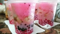 Nggak kalah dari es podeng, ada es doger yang juga punya isian lengkap. Ciri khasnya, es krimnya berwarna pink dengan pelengkap roti tawar, tape, ketan hitam dan biji mutiara. Kalau ini es doger pilihan mrs.ffitriyaa. Foto: Instagram mrs.ffitriyaa