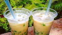 Lembaran cincau hijau yang lembut diberi es serut dan diguyur gula merah cair. Jadilah es cincau yang punya banyak penggemar. Lihat nih salah satu es cincau segar di Bandung. Foto: Instagram licosify