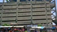Sementara, di bagian depan gedung tertera plang BPBD dan kepemilikan tanah Pemda Pandeglang. Sebelum dibangun gedung shelter tsunami, lahan ini diketahui terlebih dahulu digunakan sebagai terminal Labuan.