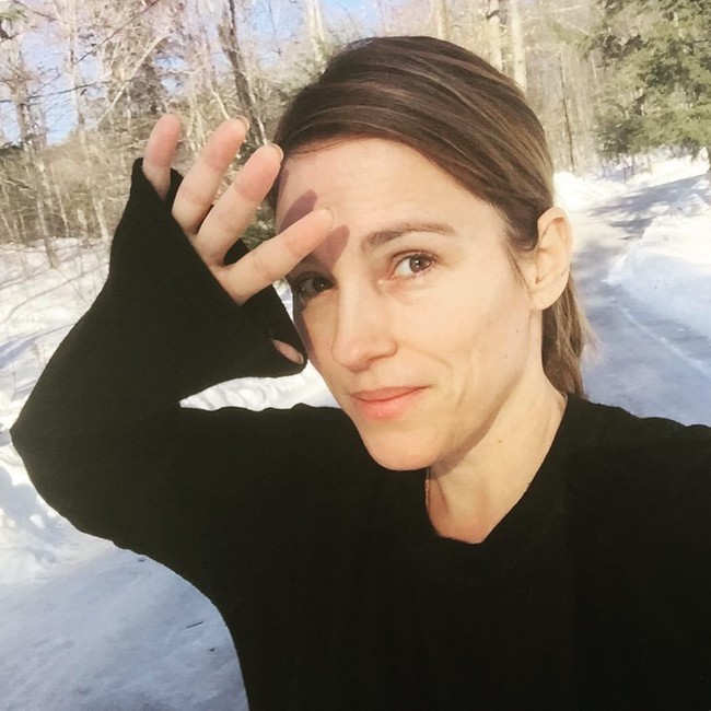 Sudah 24 tahun berlalu sejak Power Rangers ditayangkan pada 1993, wajah Amy Jo Johnson tidak menunjukkan perubahan yang berarti. Ia terlihat awet muda dan tubuhnya masih tetap mungil. Foto: Istimewa