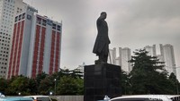 Seorang petugas dishub yang enggan disebut namanya mengatakan patung tersebut bolong sejak sekitar sebulan yang lalu. Namun ia tidak tahu penyebabnya. 
