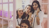 Mumuk juga berteman dekat dengan Mikha Tambayong, Valerie Thomas, dan Marsha Aruan. Foto: Dok. Instagram/mumukgomez