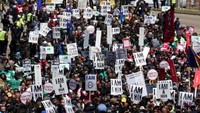 Sementara di Memphis, Tennessee, ada ratusan orang yang turun ke jalan untuk memperingati hal serupa. Mereka membawa poster bertuliskan I Am Man (Foto: REUTERS/Karen Pulfer Focht)