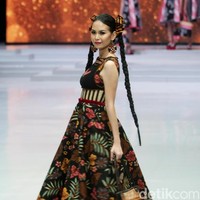 Desainer Anne Avantie memamerkan kebaya modern terbarunya di Indonesia Fashion Week 2018 dalam fashion show bertema Sekarayu Sriwedari’ yang digelar di Jakarta Convention Center, Senayan, Kamis [29/3/2018]. [Foto: Mohammad Abduh/Wolipop]