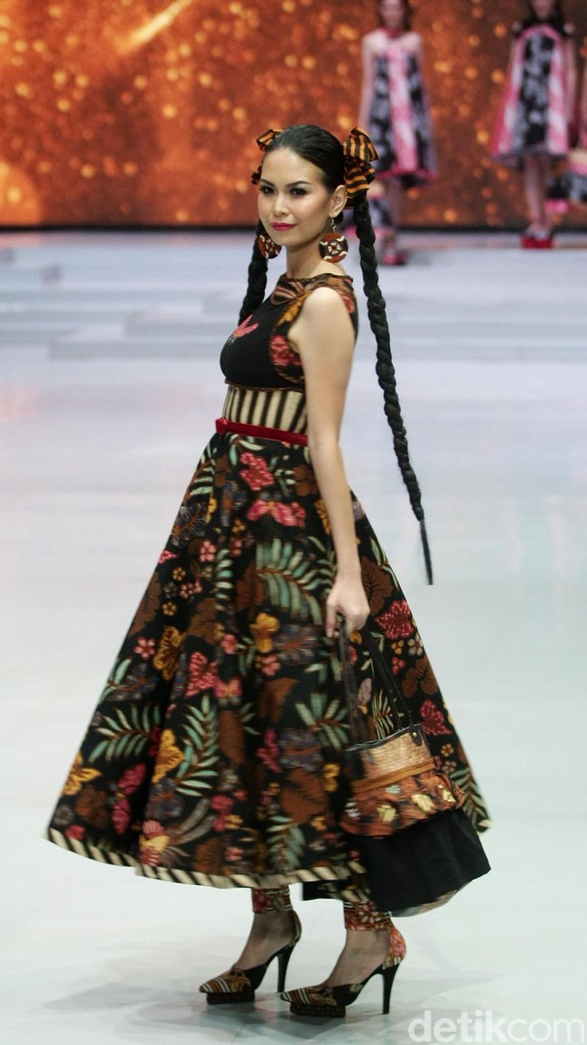 Desainer Anne Avantie memamerkan kebaya modern terbarunya di Indonesia Fashion Week 2018 dalam fashion show bertema Sekarayu Sriwedari’ yang digelar di Jakarta Convention Center, Senayan, Kamis [29/3/2018]. [Foto: Mohammad Abduh/Wolipop]