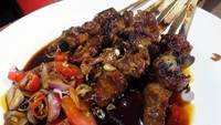 Sate ayam atau sate kambing, sama-sama bikin diet sering gagal. Empuknya potongan daging bakar, dicocol dengan saus kacang dan auran bawang goreng bikin nafsu makan meningkat. Apalagi ditambah lontong atau nasi hangat. Mantap! Foto: dok. detikFood/Istimewa