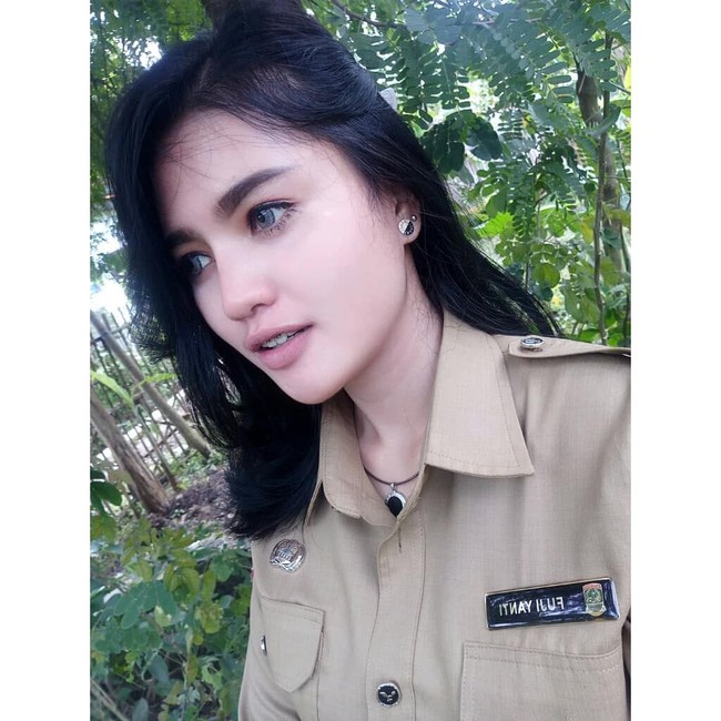Wanita asal Karawang, Jawa Barat ini merupakan Pegawai Negeri Sipil (PNS) yang bertugas di Dinas Pertanian Kehutanan Perkebunan dan Peternakan. Foto: Instagram