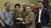 Menteri Kesehatan Nila F Moeloek (kedua kiri) menyerahkan daftar inventarisasi masalah (DIM) Rancangan Undang-Undang tentang kebidanan dari pemerintah kepada Wakil Ketua Komisi IX Saleh Partaunan Daulay yang disaksikan Menristekdikti Mohamad Nasir (kiri).