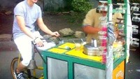 Ternyata putra pertama Sukmawati doyan es puter! Ia bahkan tidak malu untuk bertukar peran dengan pedagang es puter keliling. Foto: Instagram @gphpaundrakarna1