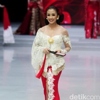 Desainer Anne Avantie memamerkan kebaya modern terbarunya di Indonesia Fashion Week 2018 dalam fashion show bertema Sekarayu Sriwedari’ yang digelar di Jakarta Convention Center, Senayan, Kamis [29/3/2018]. [Foto: Mohammad Abduh/Wolipop]
