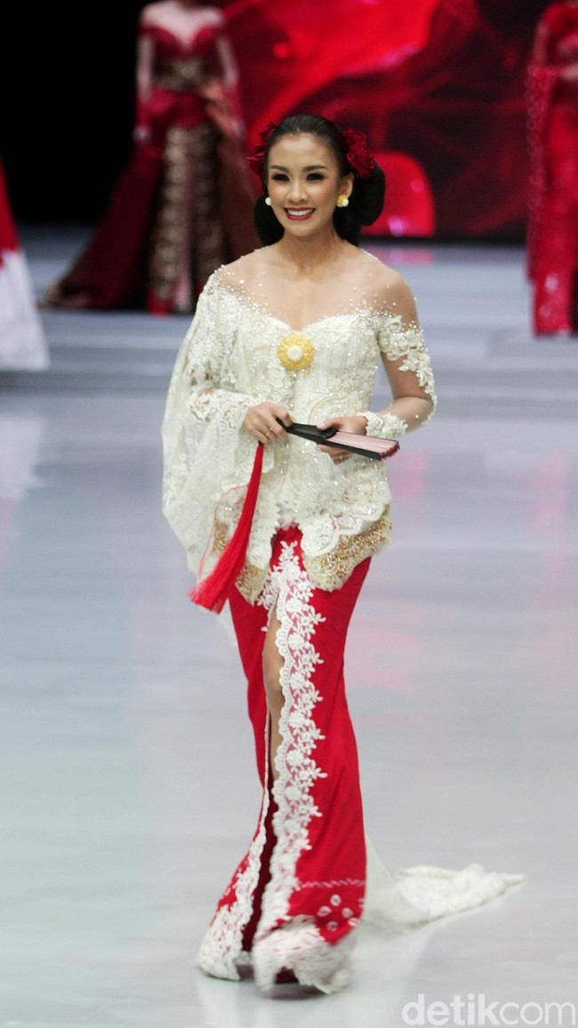Desainer Anne Avantie memamerkan kebaya modern terbarunya di Indonesia Fashion Week 2018 dalam fashion show bertema Sekarayu Sriwedari’ yang digelar di Jakarta Convention Center, Senayan, Kamis [29/3/2018]. [Foto: Mohammad Abduh/Wolipop]
