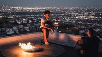 Alex Oxlade-Chamberlain menghabiskan malam di Hollywood Hills. Latar fotonya, kota Los Angeles dari ketinggian (alexoxchamberlain/Instagram)