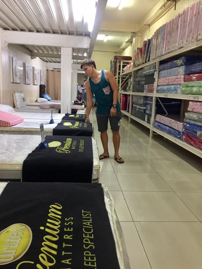 Setiap kali disuruh merapikan kamar, kekasihnya selalu menolak dengan alasan meskipun kamarnya dipenuhi barang, masih ada ruang baginya untuk tiduran. Atau dia beralasan terlalu sibuk kerja sehingga tak sempat merapikan kamar. Foto: Facebook /Giearson Agapito Genova