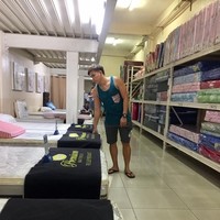 Setiap kali disuruh merapikan kamar, kekasihnya selalu menolak dengan alasan meskipun kamarnya dipenuhi barang, masih ada ruang baginya untuk tiduran. Atau dia beralasan terlalu sibuk kerja sehingga tak sempat merapikan kamar. Foto: Facebook /Giearson Agapito Genova