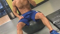 Perut sicpack dan lengan berototnya didapat dari rutinnya Isai nge-gym. Foto: Instagram/isaior