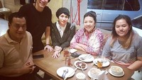 Kali ini pria berusia 38 tahun itu makan di salah satu restoran yang menyediakan ragam chinese food lezat di kota Solo. Tidak bersama teman-temannya, tapi ia menyebutnya Gusti-Gusti Keraton Kasunanan Surakarta. Foto: Instagram @gphpaundrakarna1