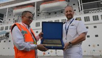 Direktur Utama PT Pelindo I Bambang Eka Cahyana menerima cinderamata dari Kapten kapal pesiar MV Superstar Libra Juha Luukka, yang bersandar di Pelabuhan Multi Purpose Kuala Tanjung milik Pelindo I, di Batubara, Sumatera Utara, Kamis (5/4). Foto: dok. Pelindo I