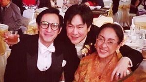 Begini Gaya Paundra, Putra Sukmawati Saat Beraksi Jual Es Puter dan Makan Kue
