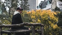 Kalau ini, saat Alex Oxlade-Chamberlain leyeh-leyeh Central Park Manhatan. Tapi, tetap terlihat kece kan? (alexoxchamberlain/Instagram)