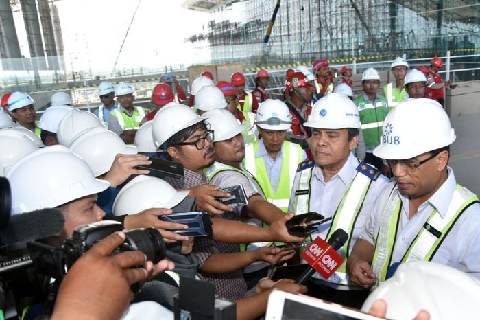 Menhub Budi Karya dan Dirjen Udara Kemenhub Agus Santoso di Bandara Kertajati Menhub Budi Karya dan Dirjen Udara Kemenhub Agus Santoso di Bandara Kertajati