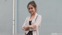 Ia selalu memadukan baju hingga sneakers berwarna senada. Foto: Pool/Noel/DetikFoto.