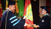 Tak disangka Mumuk lulusan universitas ternama daerah Jakarta. Foto: Dok. Instagram/mumukgomez