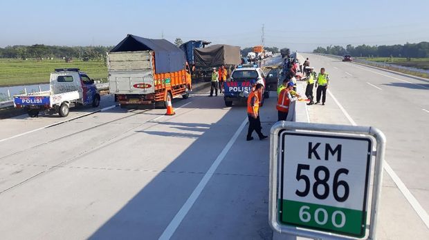 Bus Pariwisata Tabrak Tronton Minyak di Tol Ngawi, 1 Tewas 3 Luka