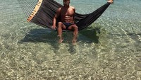 Lagi-lagi, Alex Oxlade-Chamberlain pamer badannya yang berotot (alexoxchamberlain/Instagram)