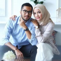Revalina S. Temat menikah dengan Rendy Aditya Gunawan pada Maret 2015. Aktris yang kini berjilbab ini memilih tidak mengumbar pernikahannya demi menjaga privasi. Keduanya saat ini dikaruniai dua orang anak. Foto: Dok. Instagram/vatemat