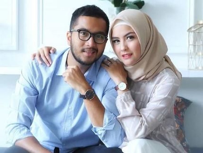 Revalina S. Temat menikah dengan Rendy Aditya Gunawan pada Maret 2015. Aktris yang kini berjilbab ini memilih tidak mengumbar pernikahannya demi menjaga privasi. Keduanya saat ini dikaruniai dua orang anak. Foto: Dok. Instagram/vatemat