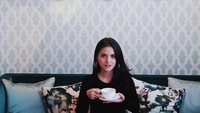 Menikmati secangkir afternoon tea di Peacock Lounge. Lagi ngeteh aja cantik! Foto: Instagram @aruanmarsha
