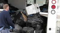 Long Island, seorang tukang pos di New York, AS, menyembunyikan surat-surat dalam 60 kantong plastik besar di gudang di belakang rumahnya. Kini surat-surat tersebut telah disita. Tak diketahui apa motif Island menahan surat-surat tersebut dan tak mengirimkannya ke alamat tujuan.  (Foto: Dok. ABC News)