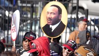 Mereka juga membawa poster wajah Martin Luther King Jr. Tokoh perjuangan hak sipil ini tewas oleh penembak jitu supremasi kulit putih pada 1968 lalu (Foto: REUTERS/Karen Pulfer Focht)