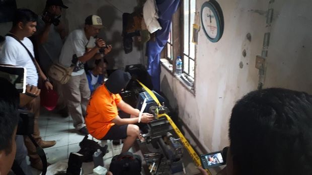 Tersangka menunjukkan cara merakit senjata api