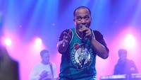 Sederet nomor lawas dibawakan Iwa K, seperti ‘Nombok Dong’ hingga ‘Bebas’. Foto: Ismail/detikHOT