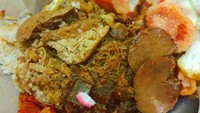 Nah, begini tampilan nasi uduk Betawi kalau dibungkus dan dimakan di kantor. Nasi uduk lengkap dengan semur jengkol, telur balado, bihun dan bakwan goreng ini terlihat sangat menggiurkan. Sedap! Foto: Istimewa