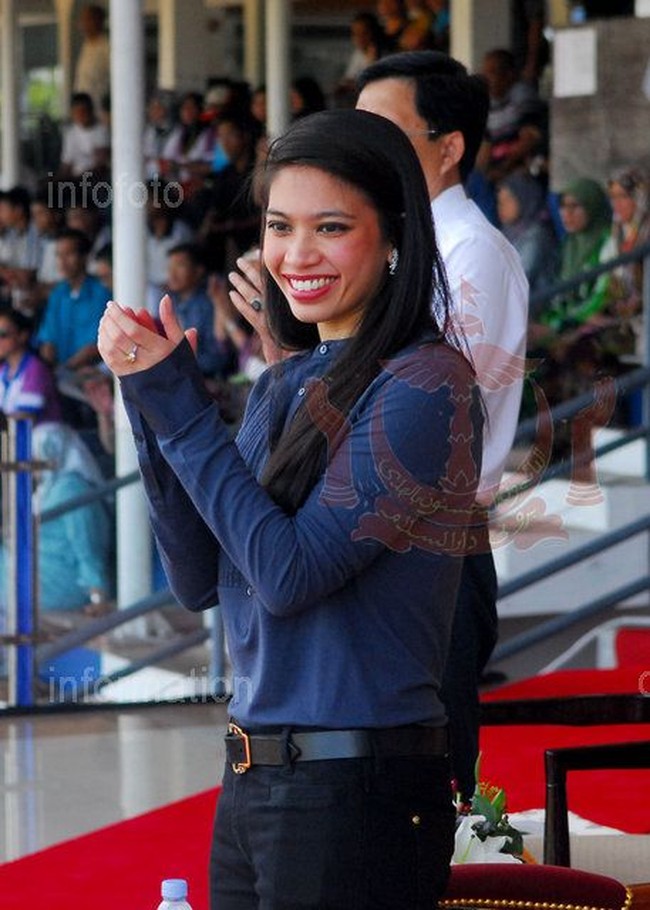 Putri Fadzillah Lubabul Bolkiah adalah anak kesembilan dari Sultan Brunei, Hassanal Bolkiah. Ibunda Fadzillah, Hajah Mariam adalah istri kedua sang sultan. Hajah Mariam dinikahi Sultan Hassanal Bolkiah pada 1982 dan kemudian mereka bercerai pada 2003. Dari pernikahan itu, Putri Fadillah memiliki dua kakak dan satu adik. Dalam kesehariannya wanita kelahiran 23 Agustus 1985 ini kerap melakukan hobinya berolahraga sambil beramal. Foto: Dok. infofoto