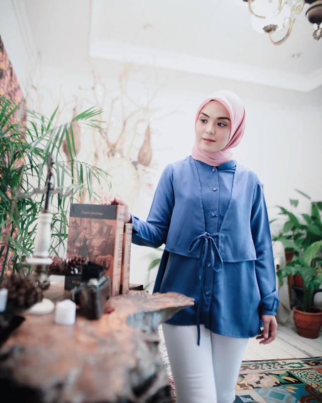 Sejak berhijab awal 2018 lalu, penampilan aktris Vebby Palwinta semakin mencuri perhatian. Aktris yang pernah dekat dengan Baim Wong ini memiliki tampilan hijab yang simple, tapi tetap cantik jelita. Foto: Instagram Vebby Palwinta