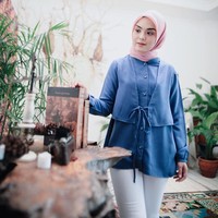 Sejak berhijab awal 2018 lalu, penampilan aktris Vebby Palwinta semakin mencuri perhatian. Aktris yang pernah dekat dengan Baim Wong ini memiliki tampilan hijab yang simple, tapi tetap cantik jelita. Foto: Instagram Vebby Palwinta