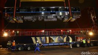 Setelah proses penurunan dari kapal kargo, kereta tersebut kemudian dikirim ke Depo Lebak Bulus.