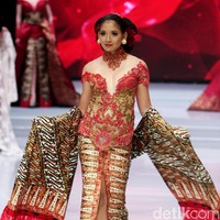 Desainer Anne Avantie memamerkan kebaya modern terbarunya di Indonesia Fashion Week 2018 dalam fashion show bertema Sekarayu Sriwedari’ yang digelar di Jakarta Convention Center, Senayan, Kamis [29/3/2018]. [Foto: Mohammad Abduh/Wolipop]