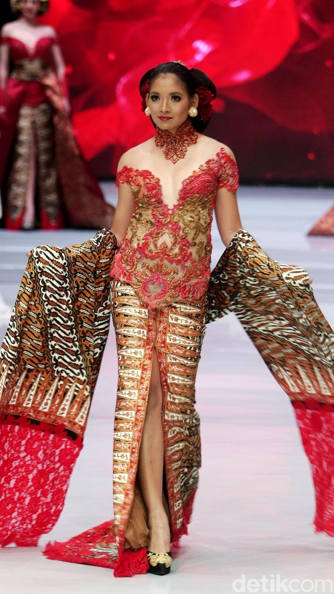 Desainer Anne Avantie memamerkan kebaya modern terbarunya di Indonesia Fashion Week 2018 dalam fashion show bertema Sekarayu Sriwedari’ yang digelar di Jakarta Convention Center, Senayan, Kamis [29/3/2018]. [Foto: Mohammad Abduh/Wolipop]