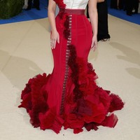 Meski diundang langsung oleh pimpinan majalah Vogue Amerika Serikat Anna Wintour, model bertubuh sintal Ashley Graham terpaksa mengurunkan niatnya datang ke perhelatan MET Gala 2016.  Alasannya? Tak ada desainer yang mau memberiku gaun. Kamu tidak bisa hadir ke sana dengan hanya jeans dan T-shirt, curhat Ashley. (Foto: Getty Images)