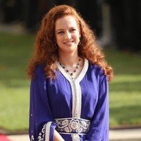 Putri Lallla Salma dari Maroko dikenal sebagai putri yang rendah hati. Dia adalah istri dari Raja Mohammed VI. Suaminya diangkat menjadi Raja Maroko pada 1999. Putri Lalla bukan datang dari keluarga bangsawan. Ayahnya seorang rakyat biasa yang berprofesi sebagai guru. Sang putri pun dikenal sebagai wanita yang cerdas. Dia menguasai empat bahasa asing, Arab, Prancis, Inggris dan Spanyol. Dia memiliki gelar sarjana matematika dan diploma teknik komputer. Foto: Dok. Getty Images, Instagram