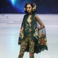 Desainer Anne Avantie memamerkan kebaya modern terbarunya di Indonesia Fashion Week 2018 dalam fashion show bertema Sekarayu Sriwedari’ yang digelar di Jakarta Convention Center, Senayan, Kamis [29/3/2018]. [Foto: Mohammad Abduh/Wolipop]